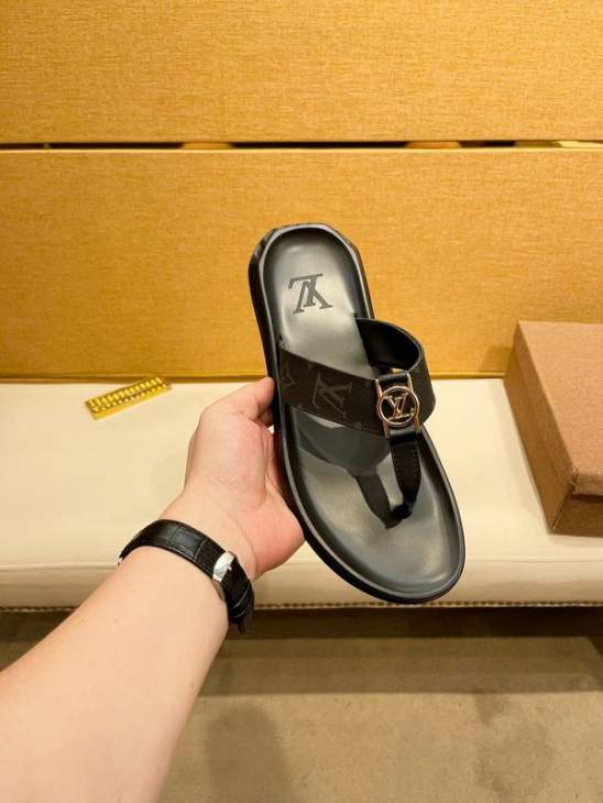 Picture of Louis Vuitton Slippers _SKULVsz38-44mnf05081319